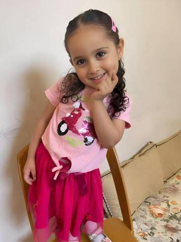 انا ريم عمري 3 سنين، جدي كان يقول عني "روح الروح"، وكان يحبني كثير وانا بحبه كثير.. لغاية ما قتلتني صواريخ الاحتلال في بيت جدي، وقتلت اخي طارق معي, وصار جدي يبكي لفراقي، لغاية ما قتلوه هو كمان  بعد سنة، واجتمعنا من جديد بالجنة