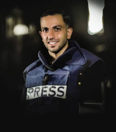 انا أنس الشريف، مراسل قناة الجزيرة في غزة، كنت اعمل كل جهدي انقل للعالم جرائم الاحتلال بحق شعبي خلال حرب الابادة، لحين ما قتلتني طائرات الاحتلال مع عدد من زملائي